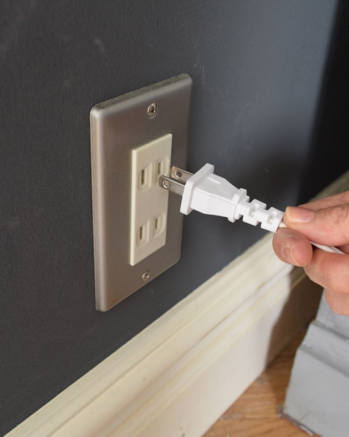 照明・ライティング　どこでも取り付け出来るコンセント型のライティングバー。コンセントに差し込むだけ天井に取り付け後、コンセントを差し込んで電源を取ります。(pl-279)