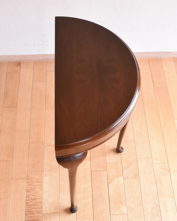 アンティークのテーブル アンティーク家具 ウォルナット材を使った美しいアンティークのコンソールテーブル。上から見ると半分のお月様が見えますハーフムーン(半月型)の天板には、何を置いても素敵に魅せてくれる力があります。(q-1004-f)