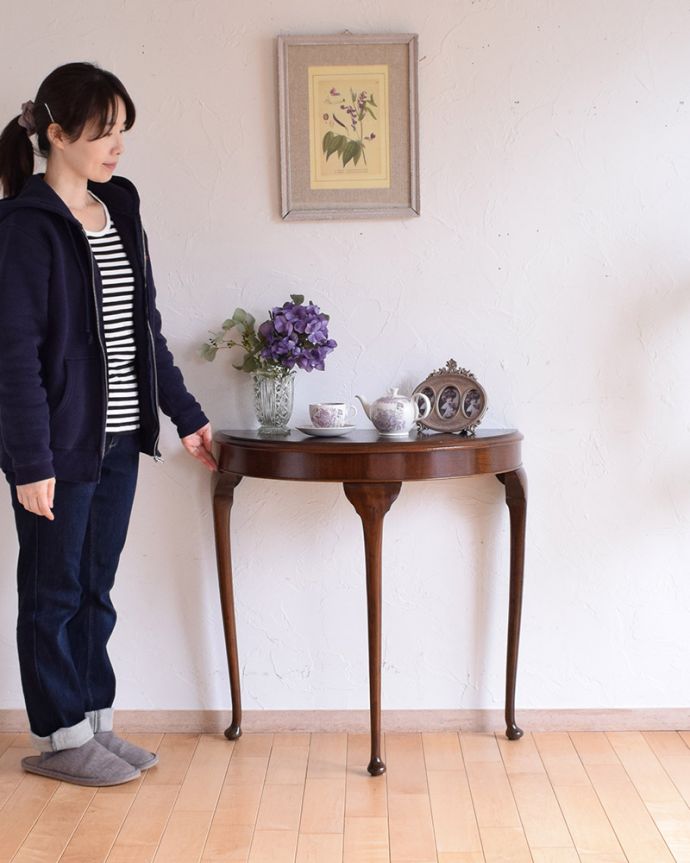 アンティークのテーブル アンティーク家具 ウォルナット材を使った美しいアンティークのコンソールテーブル。壁にピタッと付けるだけで出来るおしゃれコーナーハーフムーン型のコンソールテーブルは見せる場所を作ってくれる最強のアンティーク家具。(q-1004-f)