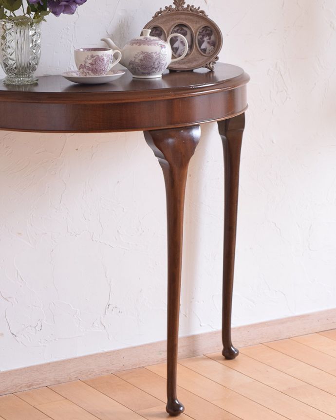 アンティークのテーブル アンティーク家具 ウォルナット材を使った美しいアンティークのコンソールテーブル。美しいデザインが印象的実用性を求めない見せ場を作ってくれるコンソールは、何より見た目が重要。(q-1004-f)