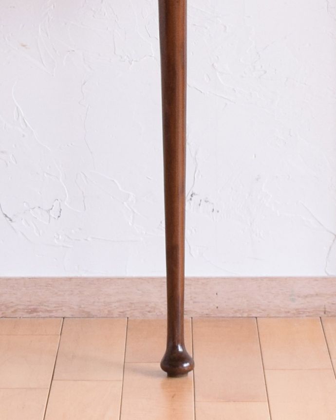 アンティークのテーブル アンティーク家具 ウォルナット材を使った美しいアンティークのコンソールテーブル。持ち上げなくても移動できます!Handleのアンティークは、脚の裏にフェルトキーパーをお付けしていますので、床を滑らせてれば女性1人でも移動が簡単です。(q-1004-f)