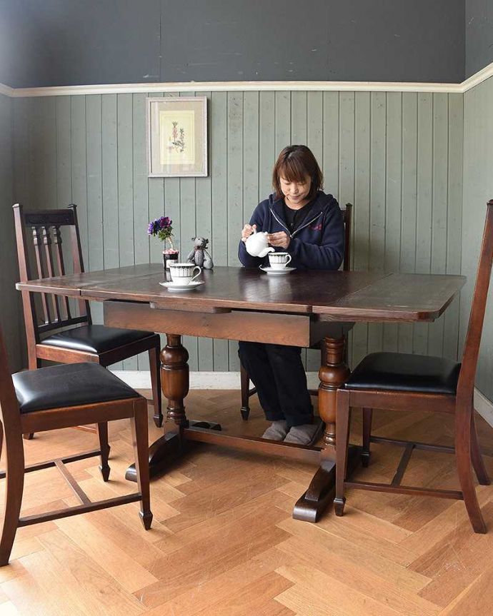 アンティークのテーブル アンティーク家具 アンティーク英国輸入家具、脚の彫りがキレイなドローリーフテーブル。3通りの大きさで使える便利なテーブル天板の下に隠れているリーフを引っ張り出せばあっという間に大きくなっちゃうドローリーフテーブル。(q-1009-f)