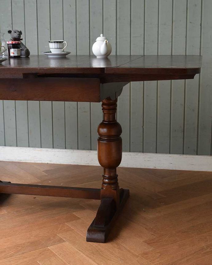 アンティークのテーブル アンティーク家具 アンティーク英国輸入家具、脚の彫りがキレイなドローリーフテーブル。やっぱり目が行く重厚なデザインの脚重厚な雰囲気のバルボスレッグと呼ばれる美しい脚が一番の特長。(q-1009-f)