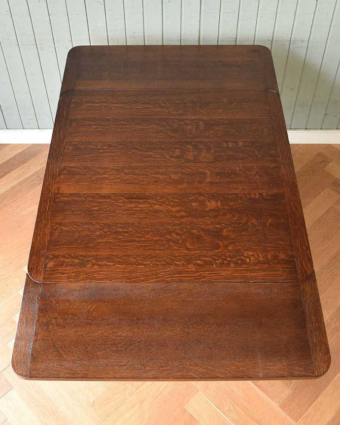 アンティークのテーブル アンティーク家具 アンティーク英国輸入家具、脚の彫りがキレイなドローリーフテーブル。やっぱりテーブルは天板が重要全部開いた状態で天板を上から見てみるとこんな感じです。(q-1009-f)