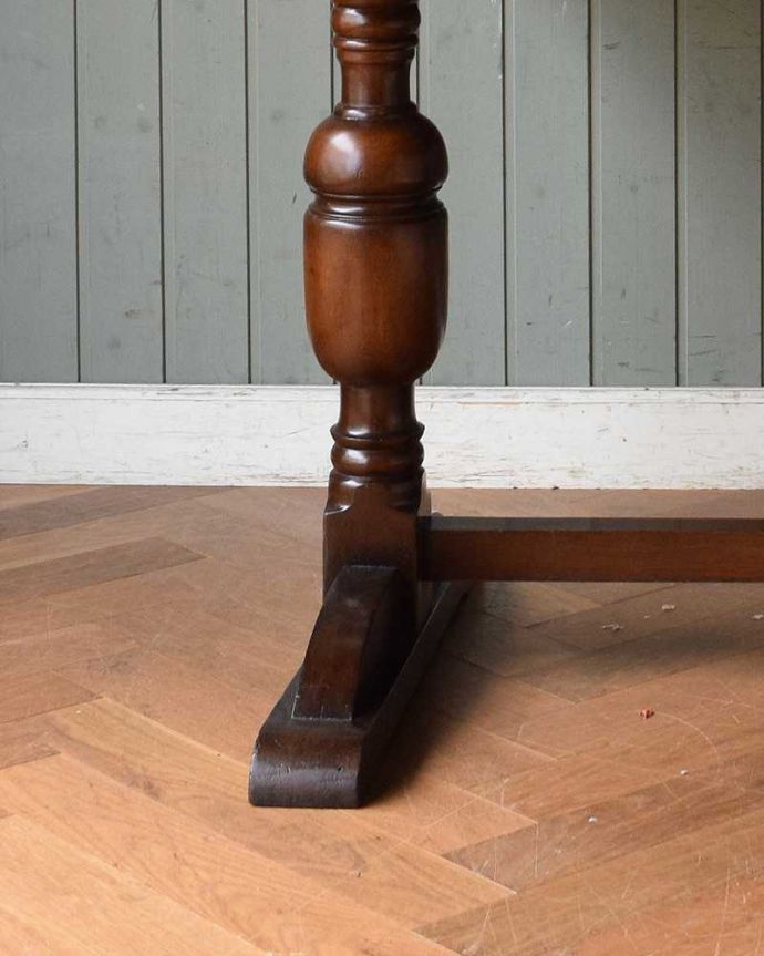 アンティークのテーブル アンティーク家具 アンティーク英国輸入家具、脚の彫りがキレイなドローリーフテーブル。持ち上げなくても移動できます!Handleのアンティークは、脚の裏にフェルトキーパーをお付けしていますので、持ち上げなくても床を滑らせて移動させることが出来ます。(q-1009-f)