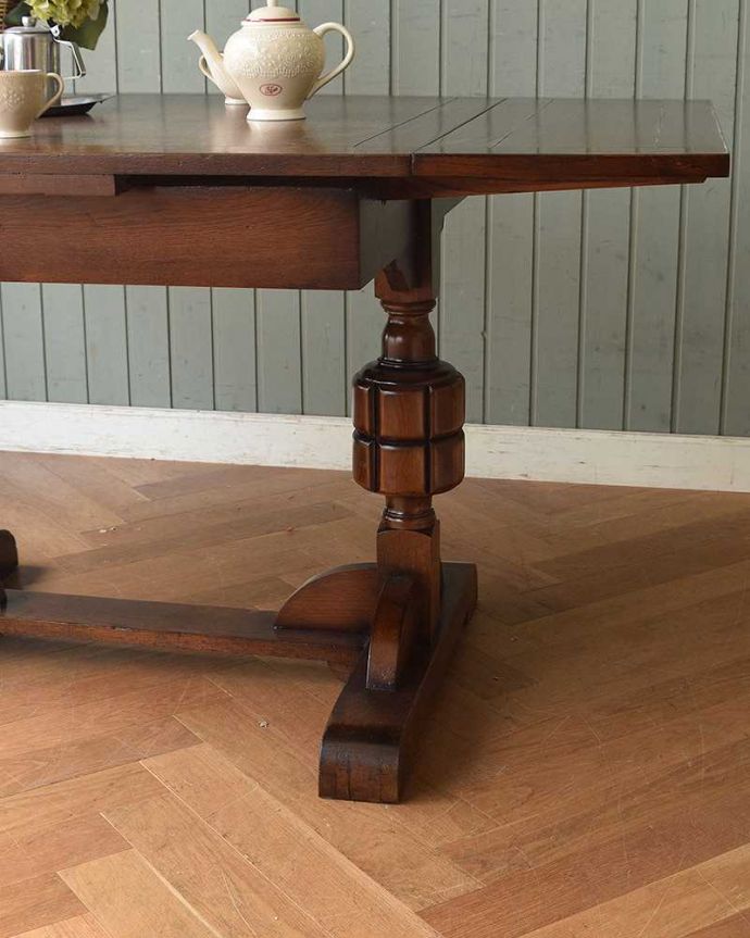 アンティークのテーブル　アンティーク家具　イギリスのアンティーク家具、2本脚のドローリーフテーブル（伸張式テーブル）。やっぱり目が行く重厚なデザインの脚重厚な雰囲気のバルボスレッグと呼ばれる美しい脚が一番の特長。(q-1010-f)