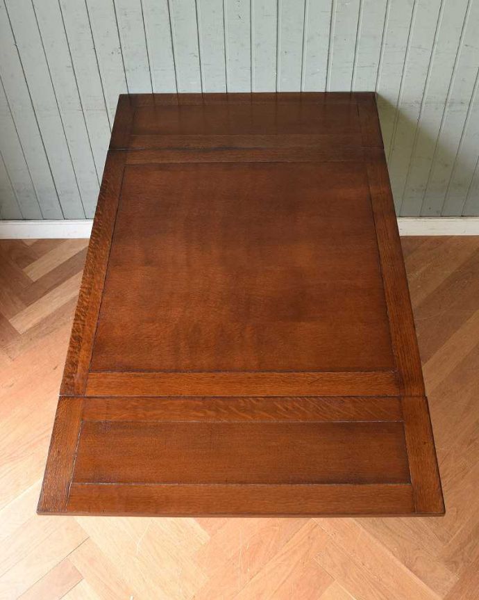 アンティークのテーブル　アンティーク家具　イギリスのアンティーク家具、2本脚のドローリーフテーブル（伸張式テーブル）。やっぱりテーブルは天板が重要全部開いた状態で天板を上から見てみるとこんな感じです。(q-1010-f)