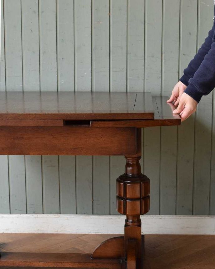 アンティークのテーブル　アンティーク家具　イギリスのアンティーク家具、2本脚のドローリーフテーブル（伸張式テーブル）。誰でもカンタン！引っ張るだけでOK。(q-1010-f)