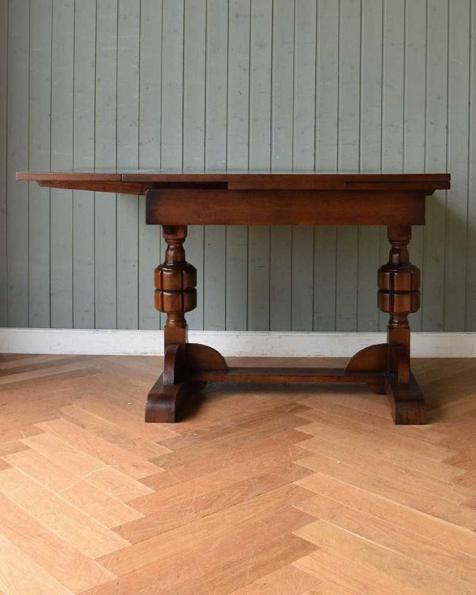 アンティークのテーブル　アンティーク家具　イギリスのアンティーク家具、2本脚のドローリーフテーブル（伸張式テーブル）。片方だけ開いてもOK片方のリーフだけを開くとこんな感じ。(q-1010-f)