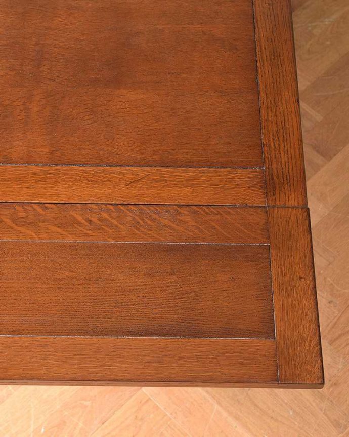 アンティークのテーブル　アンティーク家具　イギリスのアンティーク家具、2本脚のドローリーフテーブル（伸張式テーブル）。近づいて見てみると、天板はこんな感じです。(q-1010-f)