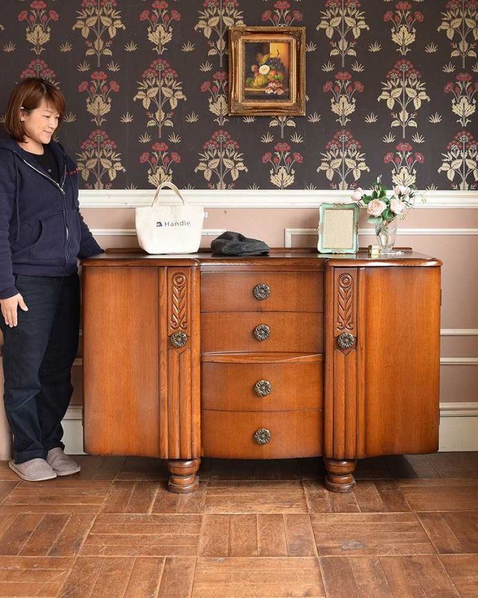 サイドボード　アンティーク家具　英国のアンティーク家具、オーク材の上品なサイドボード。リビングで電話などの置き場所として使っても最適です。(q-1014-f)