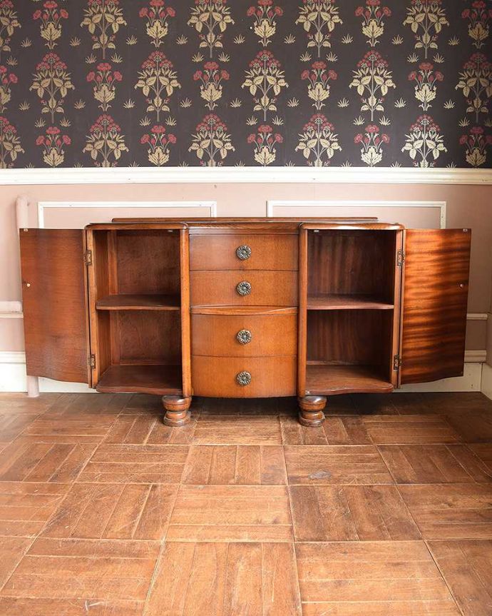 サイドボード　アンティーク家具　英国のアンティーク家具、オーク材の上品なサイドボード。扉を開くと、たっぷりの収納スペース。(q-1014-f)