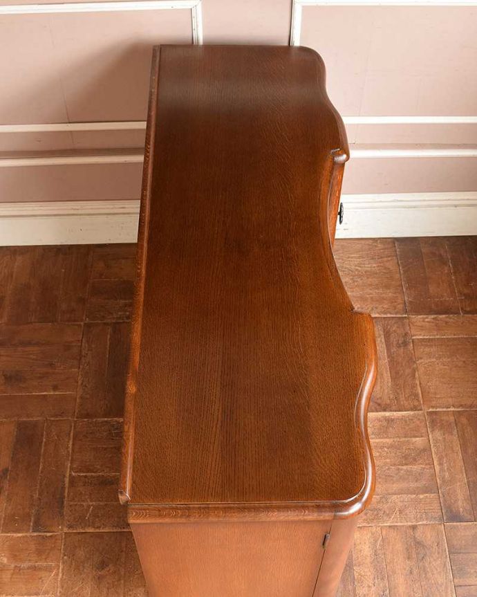 サイドボード　アンティーク家具　英国のアンティーク家具、オーク材の上品なサイドボード。広々した天板もキレイに塗装を仕上げました。(q-1014-f)