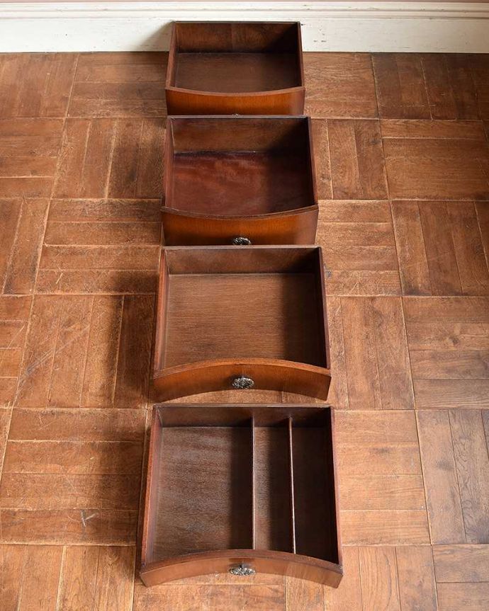 サイドボード　アンティーク家具　英国のアンティーク家具、オーク材の上品なサイドボード。引き出しがあるので細かいものもしまえます。(q-1014-f)