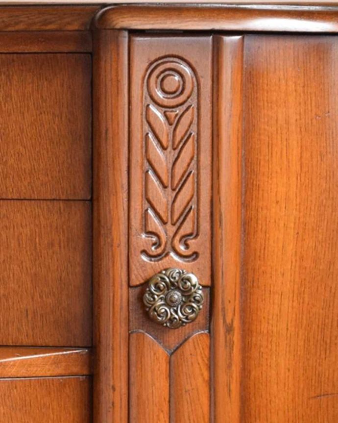 サイドボード　アンティーク家具　英国のアンティーク家具、オーク材の上品なサイドボード。印象的な装飾があります。(q-1014-f)