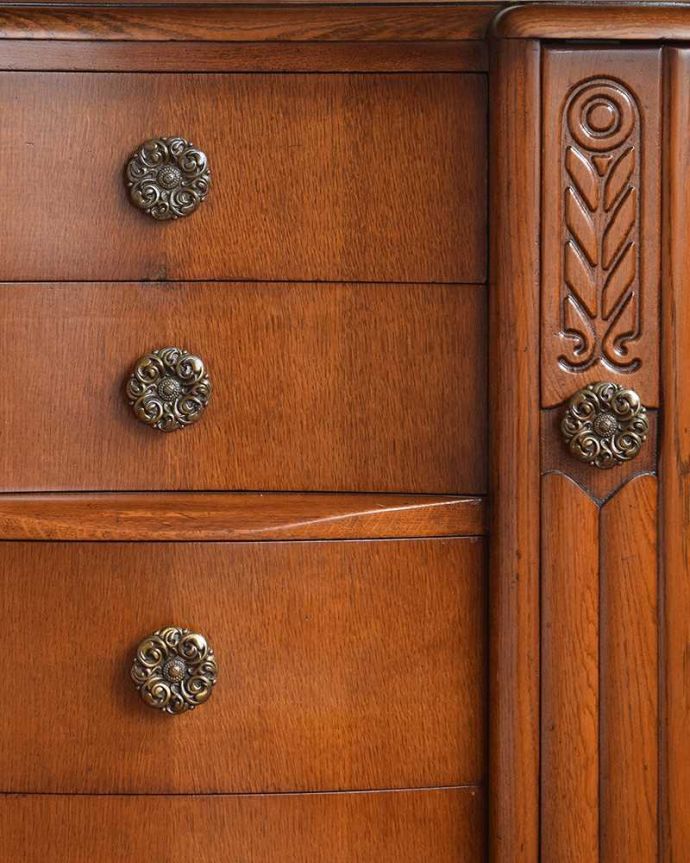 サイドボード　アンティーク家具　英国のアンティーク家具、オーク材の上品なサイドボード。ブローチのように美しい引き出しの取っ手です。(q-1014-f)
