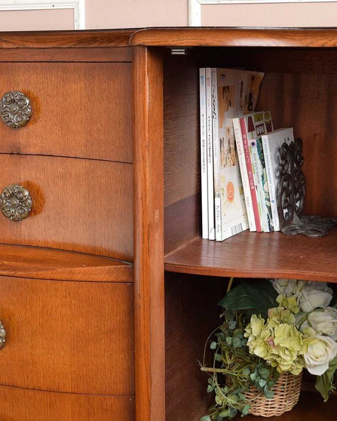 サイドボード　アンティーク家具　英国のアンティーク家具、オーク材の上品なサイドボード。雑誌やA4サイズのファイルも収納できます。(q-1014-f)