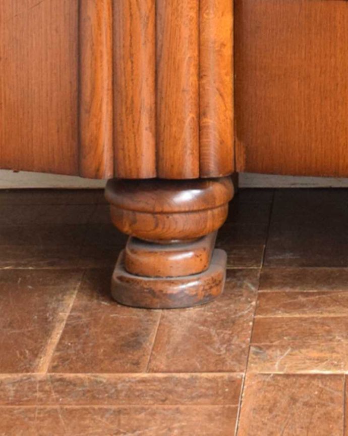 サイドボード　アンティーク家具　英国のアンティーク家具、オーク材の上品なサイドボード。装飾が入った脚です。(q-1014-f)