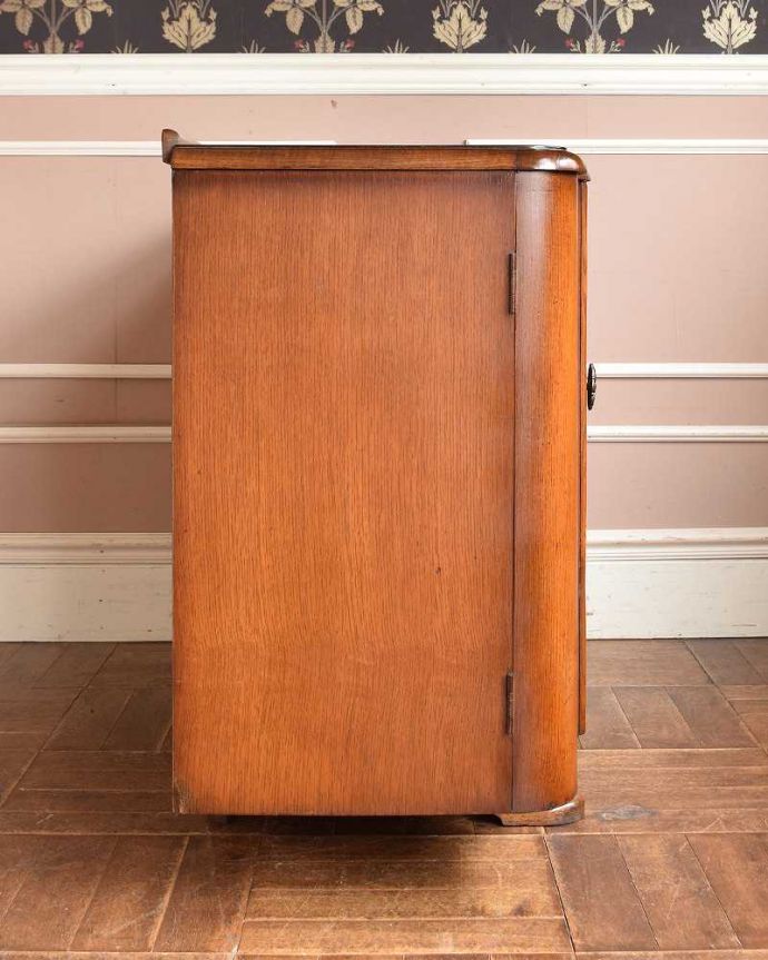 サイドボード　アンティーク家具　英国のアンティーク家具、オーク材の上品なサイドボード。サイドから見てもキレイな状態です。(q-1014-f)