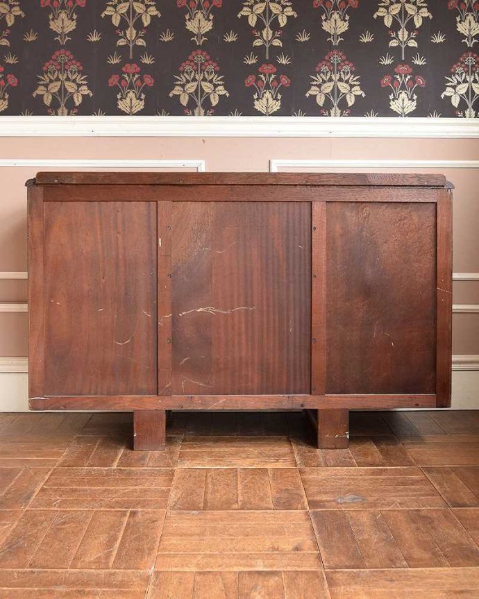 サイドボード　アンティーク家具　英国のアンティーク家具、オーク材の上品なサイドボード。アンティークは新品ではないので、もちろん経年変化によるキズはありますが、専門の職人が目立たないようキレイにお直しをしているので、後姿までキレイです。(q-1014-f)