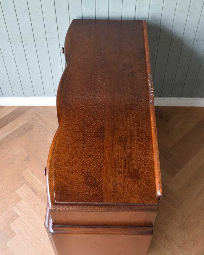 サイドボード　アンティーク家具　繊細な彫が美しい英国アンティークの収納家具、サイドボード。広々した天板もキレイに塗装を仕上げました。(q-1016-f)