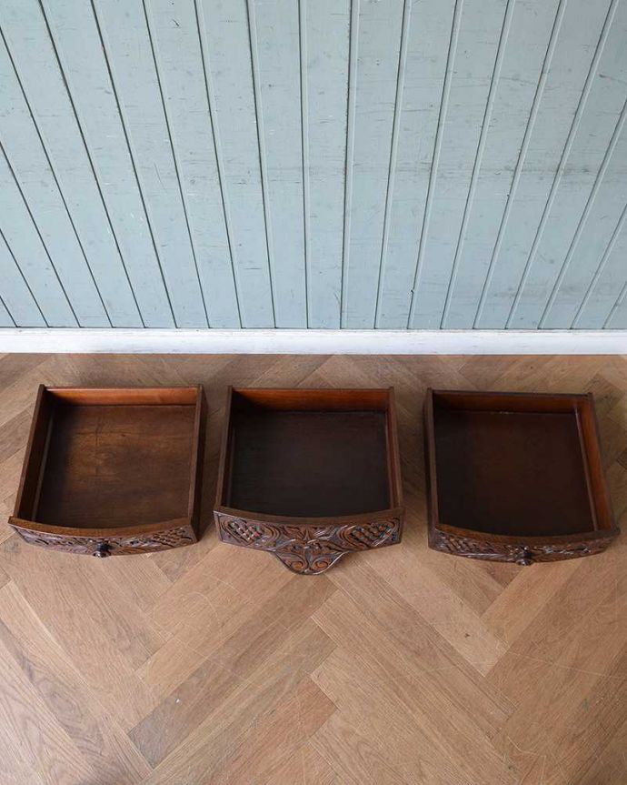 サイドボード　アンティーク家具　繊細な彫が美しい英国アンティークの収納家具、サイドボード。引き出しがあるので細かいものもしまえます。(q-1016-f)