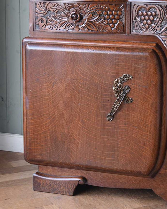 サイドボード　アンティーク家具　繊細な彫が美しい英国アンティークの収納家具、サイドボード。美しい装飾が施されたサイドボード。(q-1016-f)