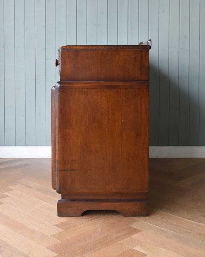 サイドボード　アンティーク家具　繊細な彫が美しい英国アンティークの収納家具、サイドボード。サイドから見てもキレイな状態です。(q-1016-f)