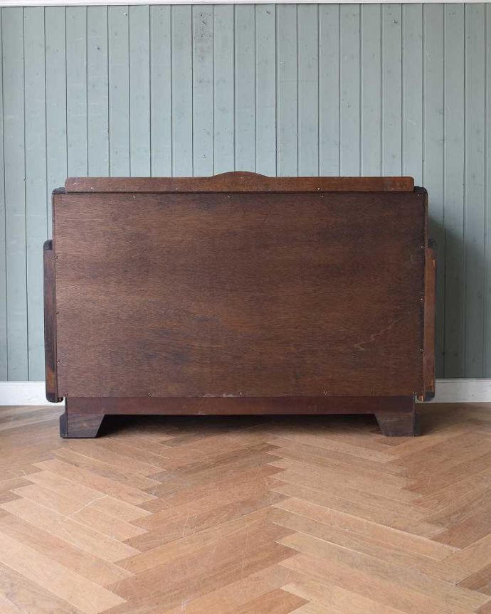 サイドボード　アンティーク家具　繊細な彫が美しい英国アンティークの収納家具、サイドボード。アンティークは新品ではないので、もちろん経年変化によるキズはありますが、専門の職人が目立たないようキレイにお直しをしているので、後姿までキレイです。(q-1016-f)