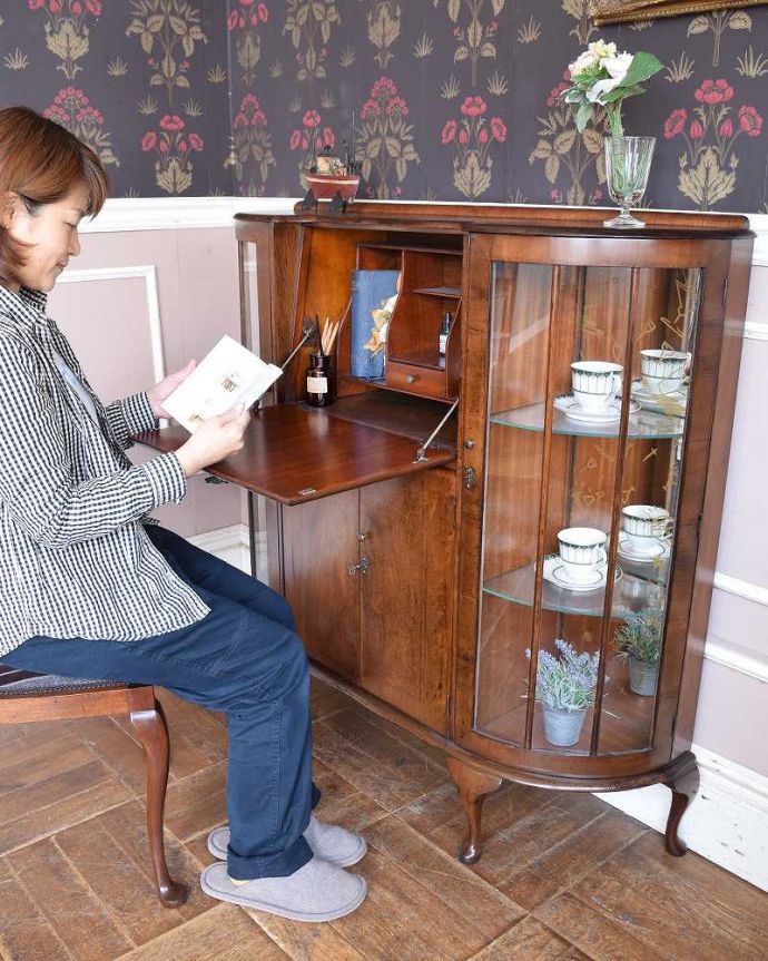 ビューロー　アンティーク家具　英国で見つけた珍しいミラーバックのサイドバイサイド、ウォルナット材のアンティーク家具　。あっという間に自分だけのデスクスペース扉を前に倒すと小さなビューローが。(q-1017-f)