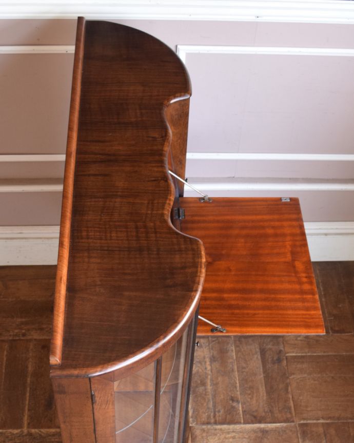 ビューロー　アンティーク家具　英国で見つけた珍しいミラーバックのサイドバイサイド、ウォルナット材のアンティーク家具　。上から見てみましょう天板の上から見てみるとこんな感じで奥行きが浅い家具なんです。(q-1017-f)