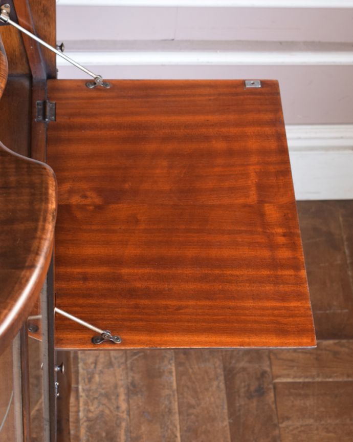 ビューロー　アンティーク家具　英国で見つけた珍しいミラーバックのサイドバイサイド、ウォルナット材のアンティーク家具　。やっぱり気になるデスク部分デスク部分の天板を近づいて見てみるとこんな感じです。(q-1017-f)