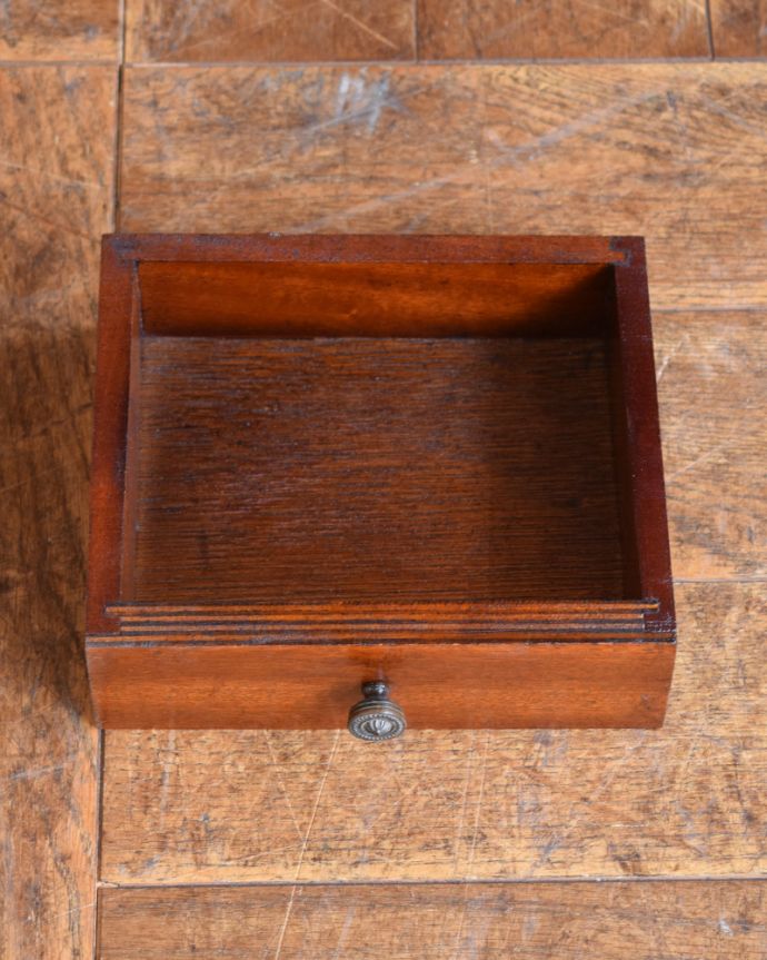 ビューロー　アンティーク家具　英国で見つけた珍しいミラーバックのサイドバイサイド、ウォルナット材のアンティーク家具　。もちろん引き出しの中もキレイに仕上げました引き出しの中は特にこだわって修復している場所。(q-1017-f)