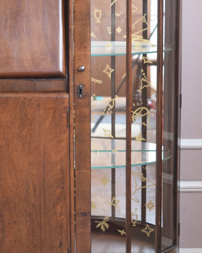 ビューロー　アンティーク家具　英国で見つけた珍しいミラーバックのサイドバイサイド、ウォルナット材のアンティーク家具　。キレイに残っていてくれましたガラスに描かれている絵は剥がれているものが多いんだけれど、この子はしっかりキレイに残っていてくれました。(q-1017-f)