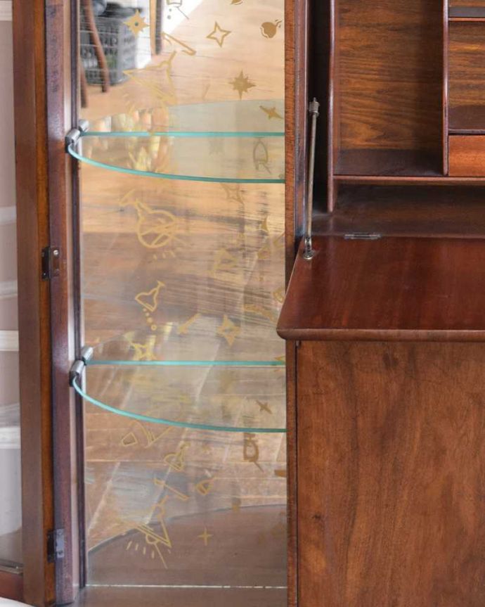 ビューロー　アンティーク家具　英国で見つけた珍しいミラーバックのサイドバイサイド、ウォルナット材のアンティーク家具　。ミラーにも模様がついています背板のミラーにも美しい模様が入っているのでお部屋を華やかにしてくれます。(q-1017-f)