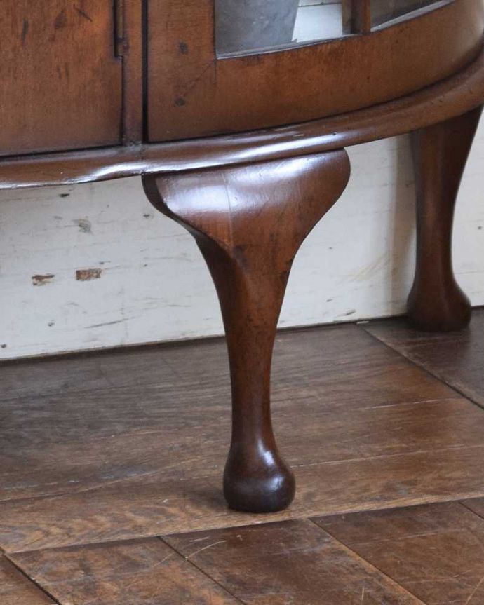 ビューロー　アンティーク家具　英国で見つけた珍しいミラーバックのサイドバイサイド、ウォルナット材のアンティーク家具　。女性でも運べちゃう理由は･･･Handleのアンティークは、女性1人でも移動が出来るように、脚の裏にフェルトキーパーをお付けしています。(q-1017-f)