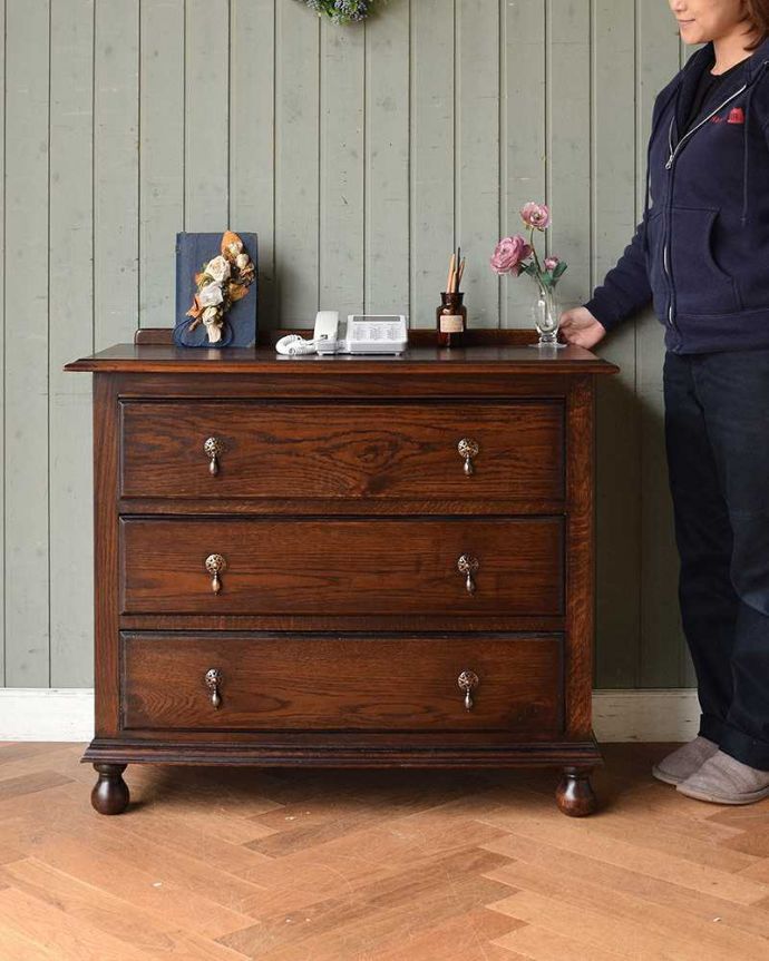 アンティークのチェスト アンティーク家具 落ち着いたカラーのアンティークの英国家具3段チェスト。英国アンティークらしい落ち着いた雰囲気が自慢落ち着いた色合いが英国アンティークらしい雰囲気のチェスト。(q-1019-f)