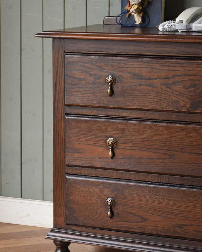 アンティークのチェスト アンティーク家具 落ち着いたカラーのアンティークの英国家具3段チェスト。見た目はもちろん、実用的に使って楽しみましょうアンティークのチェストは見た目の美しさはもちろん、実用的にたっぷり収納が出来る実力派。(q-1019-f)