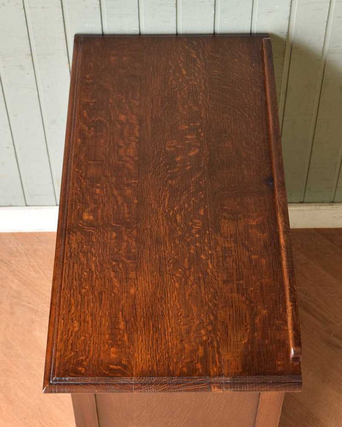 アンティークのチェスト アンティーク家具 落ち着いたカラーのアンティークの英国家具3段チェスト。何を置こうかな・・・?上から見ると、天板はこんな感じです。(q-1019-f)