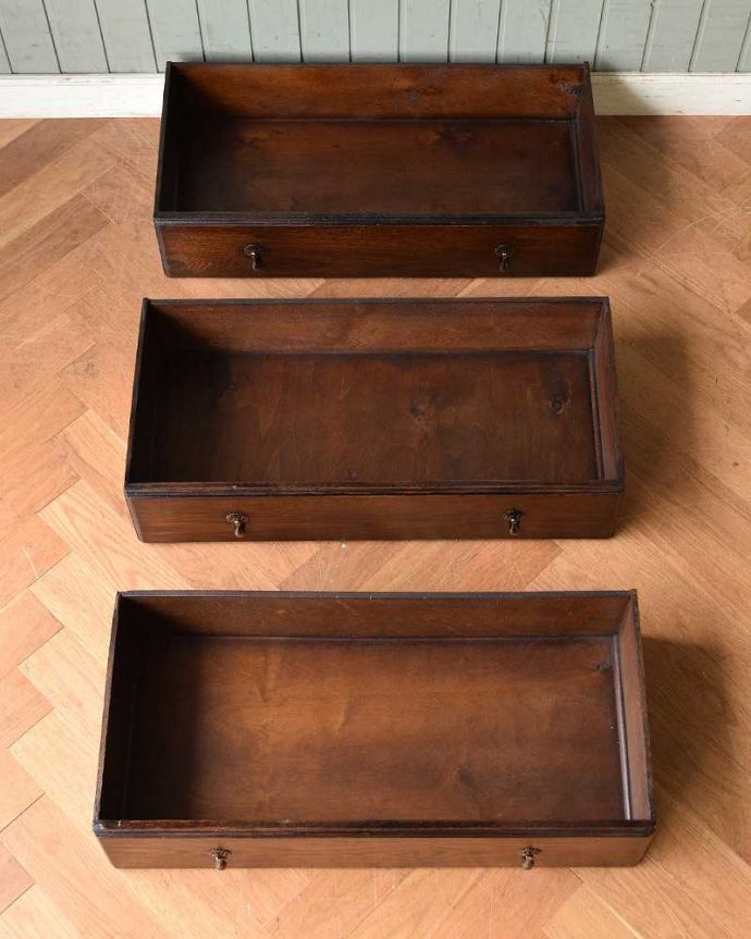 アンティークのチェスト アンティーク家具 落ち着いたカラーのアンティークの英国家具3段チェスト。何を入れても大丈夫。(q-1019-f)