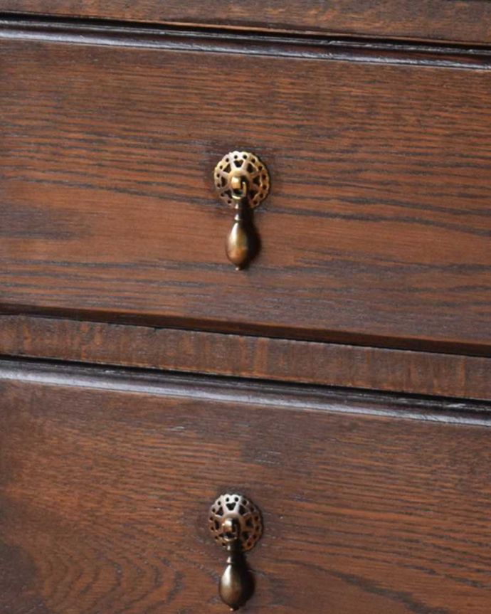 アンティークのチェスト アンティーク家具 落ち着いたカラーのアンティークの英国家具3段チェスト。開ける度にワクワク高級感漂うアンティークらしいデザインの取っ手。(q-1019-f)