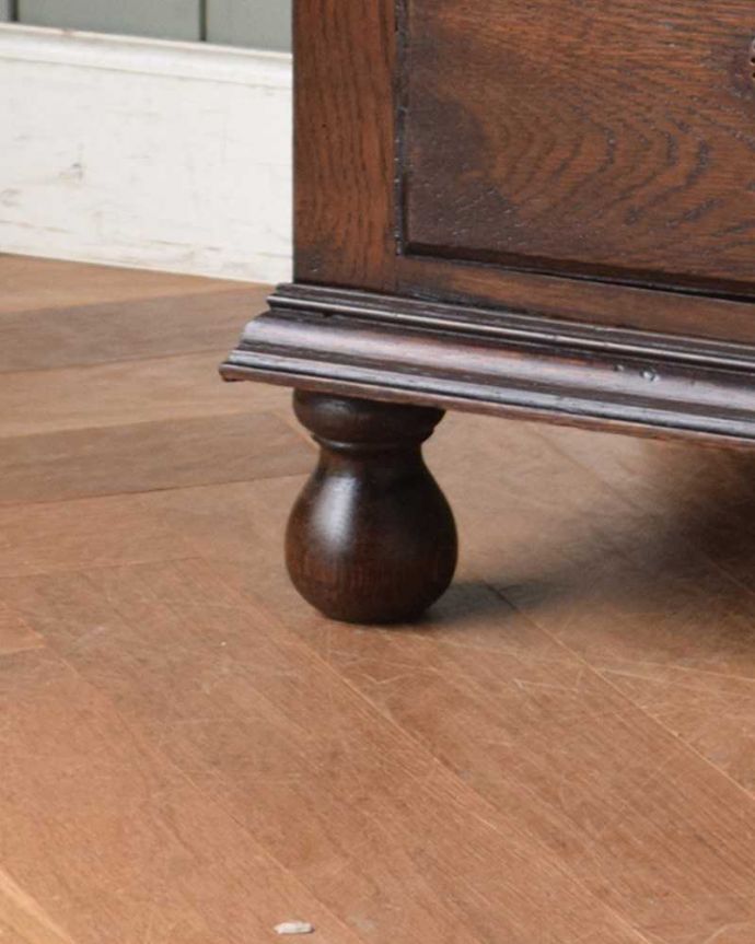 アンティークのチェスト アンティーク家具 落ち着いたカラーのアンティークの英国家具3段チェスト。女性1人でラクラク運べちゃう仕掛けHandleのアンティークは、脚の裏にフェルトキーパーをお付けしています。(q-1019-f)