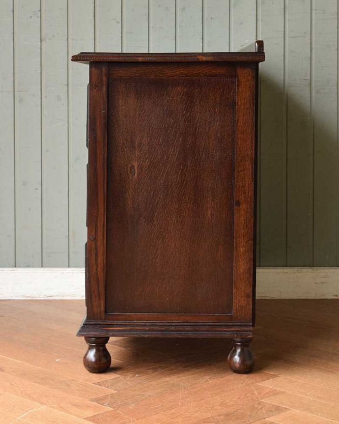 アンティークのチェスト アンティーク家具 落ち着いたカラーのアンティークの英国家具3段チェスト。横顔だってカッコいい横から見るとこんな感じです。(q-1019-f)