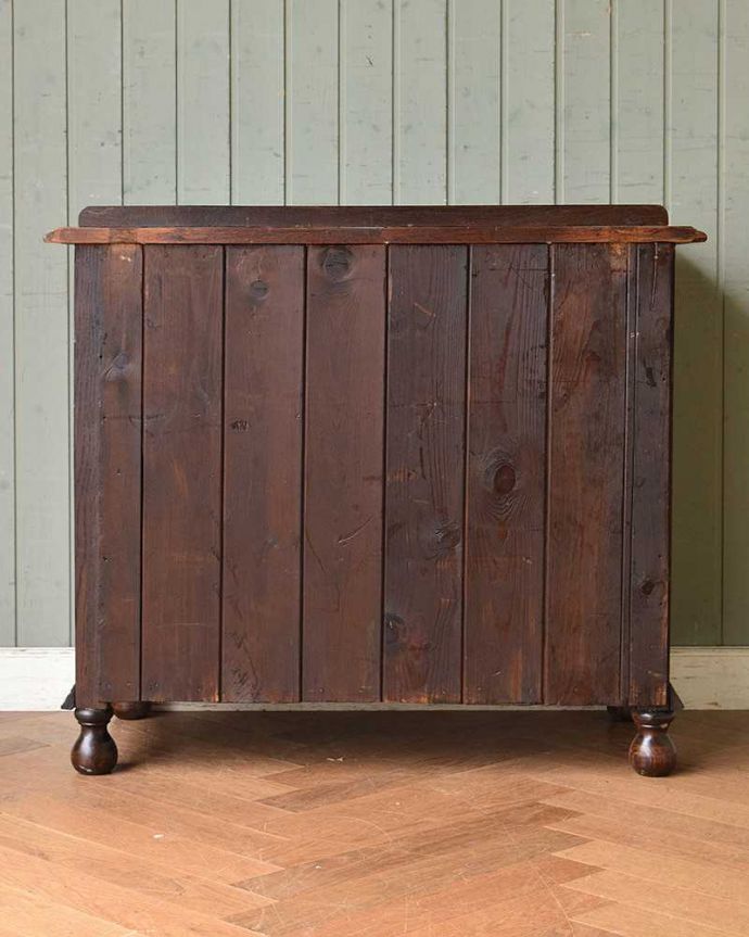 アンティークのチェスト アンティーク家具 落ち着いたカラーのアンティークの英国家具3段チェスト。後ろ姿にも自信アリ!アンティークは新品ではないので、経年変化によるキズはありますが、専門の職人がキレイに修復したので後ろ姿にも自信があります。(q-1019-f)