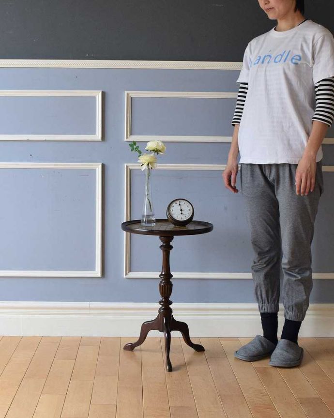 アンティークのテーブル　アンティーク家具　チェスの革張り天板のワインテーブル、小さいアンティーク英国家具。移動もラクラク！どこでも使える小さなテーブル持ち運び便利なワインテーブル。(q-1025-f)