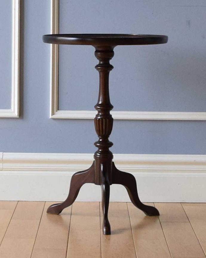 アンティークのテーブル　アンティーク家具　チェスの革張り天板のワインテーブル、小さいアンティーク英国家具。横から見ても優雅英国アンティークらしく横顔だって美しいんです。(q-1025-f)