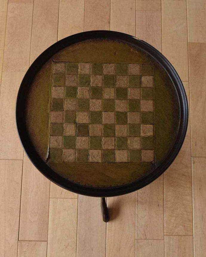 アンティークのテーブル　アンティーク家具　チェスの革張り天板のワインテーブル、小さいアンティーク英国家具。天板を上から見ると･･･天板はこんな感じで、ちょっとしたものを乗せて使うのに便利なサイズです。(q-1025-f)