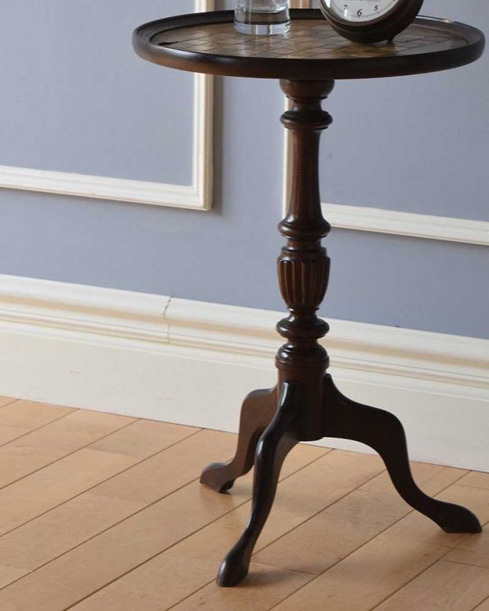 アンティークのテーブル　アンティーク家具　チェスの革張り天板のワインテーブル、小さいアンティーク英国家具。小さくてもアンティークの気品タップリ。(q-1025-f)