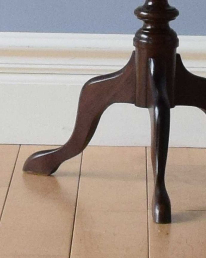 アンティークのテーブル　アンティーク家具　チェスの革張り天板のワインテーブル、小さいアンティーク英国家具。Handleの家具の脚の裏には･･･床にキズが付かないよう脚の裏にフェルトキーパーを付けてお届けしています。(q-1025-f)