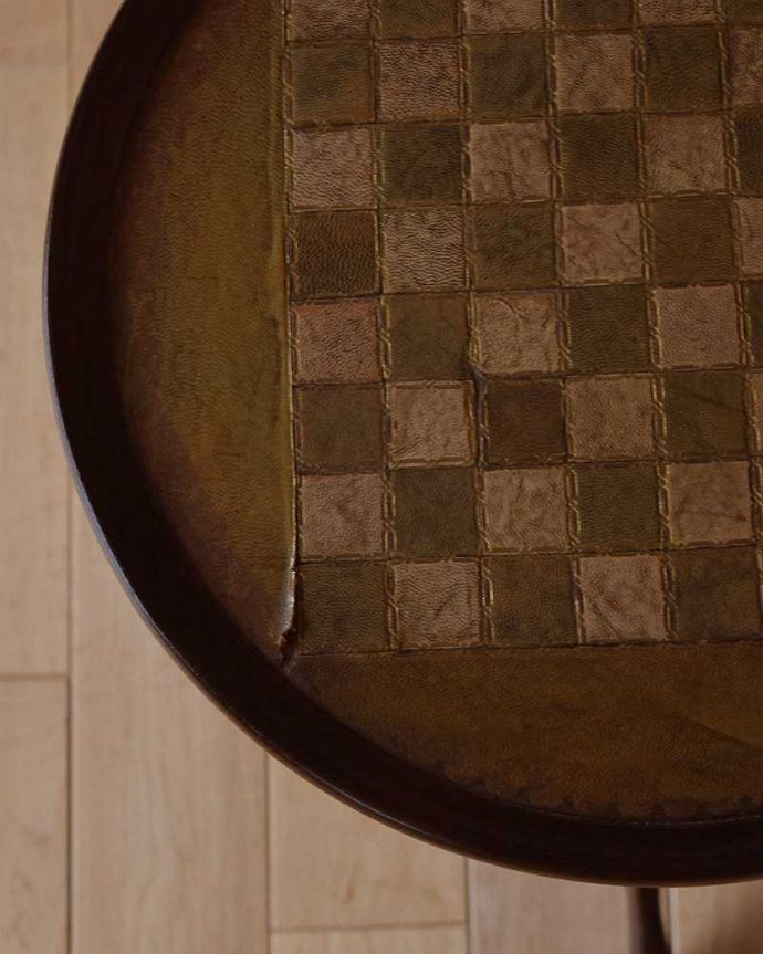 アンティークのテーブル　アンティーク家具　チェスの革張り天板のワインテーブル、小さいアンティーク英国家具。近づいて見てみると･･･天板の周りもアンティークらしく美しいデザイン。(q-1025-f)